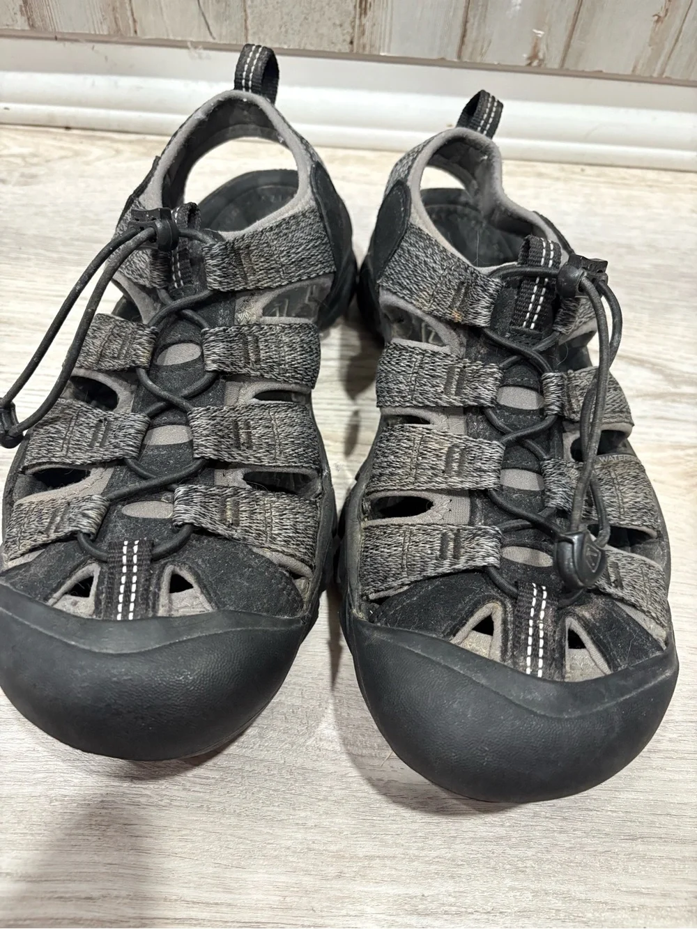 KEEN Newport H2 Sport Sandals Men’s 8.5 Gray Black Water Hiking Outdoor Shoes